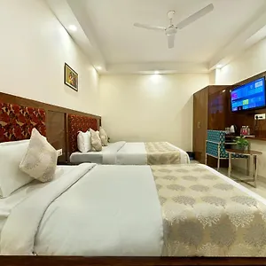Hotel Emblem Suites- Near Delhi Airport